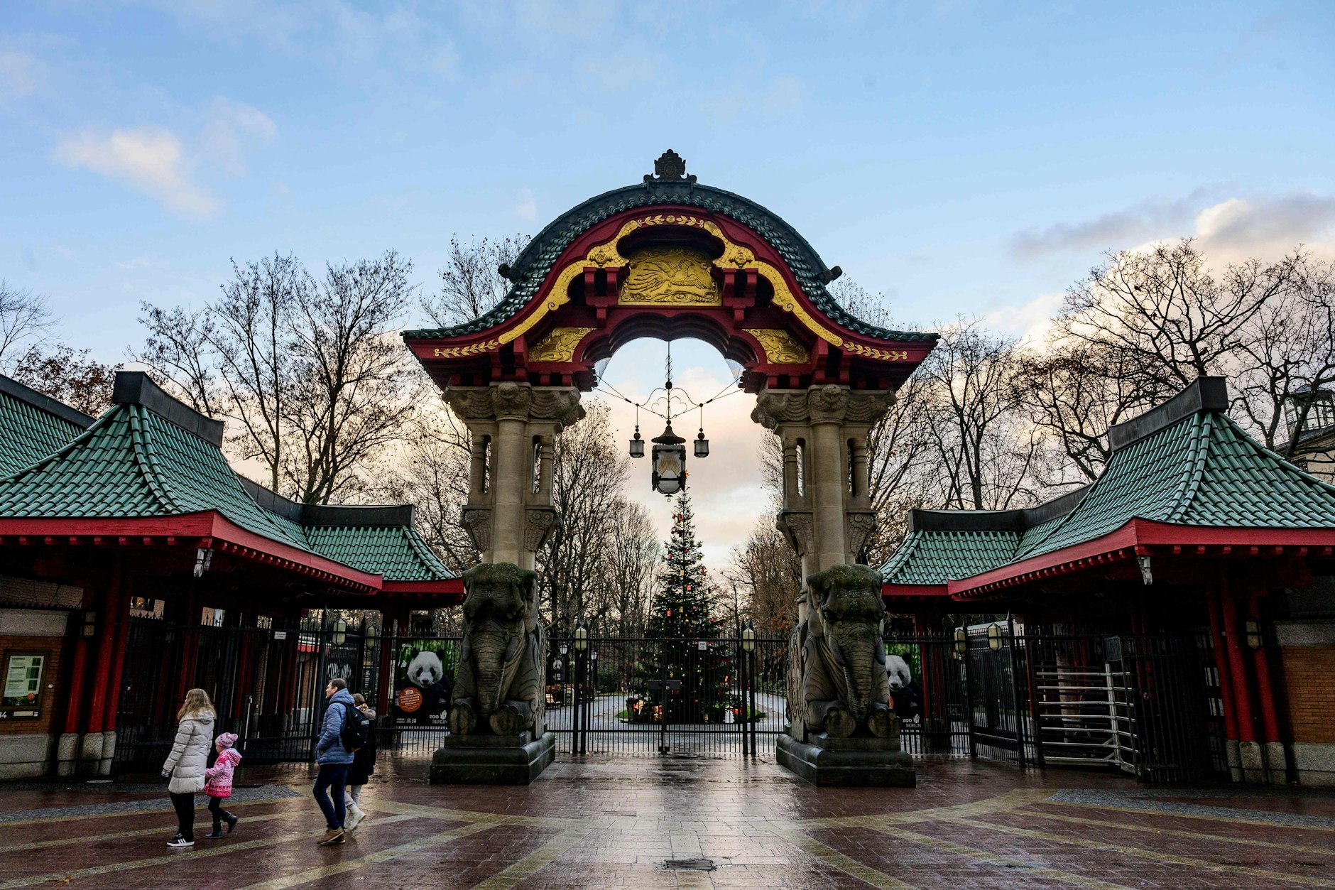 Die ein Monat lange Schließung wegen Vogelgrippe kommt dem Zoo teuer zu stehen.