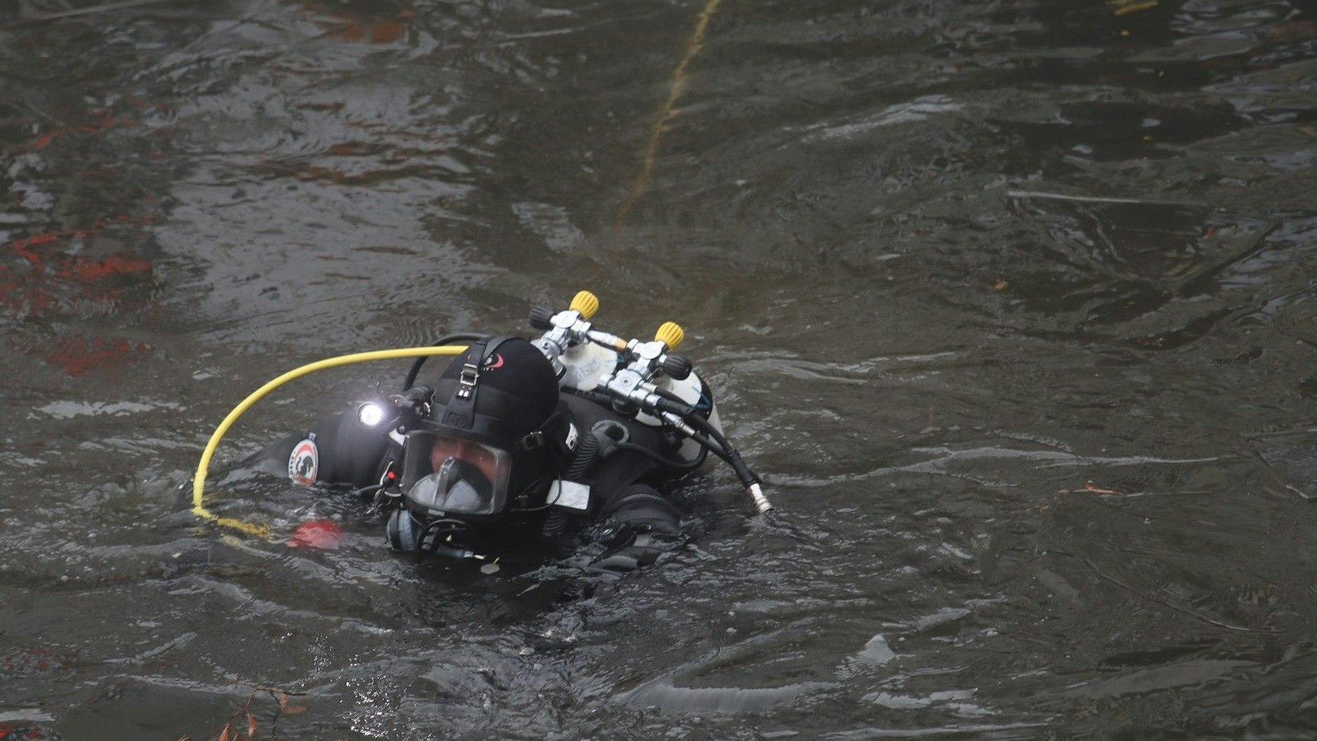 Ein Polizeitaucher an einer Stelle im Landwehrkanal