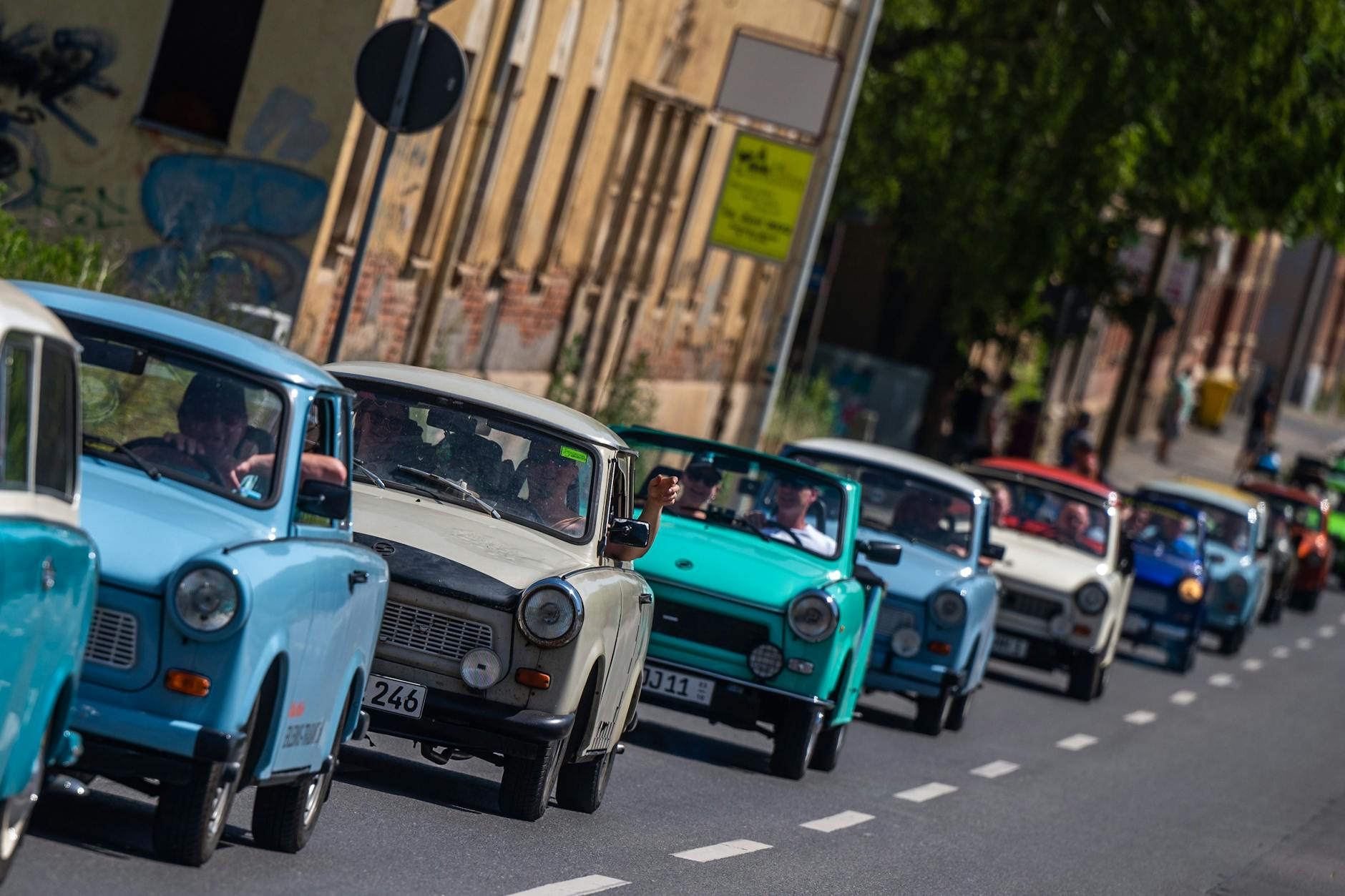 Rund 50 Teilnehmer des 20. Internationalen Trabantfahrer-Treffens (ITT) fuhren bei einer Trabi-Live-Parade am Sonntag durch Zwickau. (Archiv)