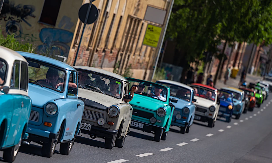 Rund 50 Teilnehmer des 20. Internationalen Trabantfahrer-Treffens (ITT) fuhren bei einer Trabi-Live-Parade am Sonntag durch Zwickau. (Archiv)