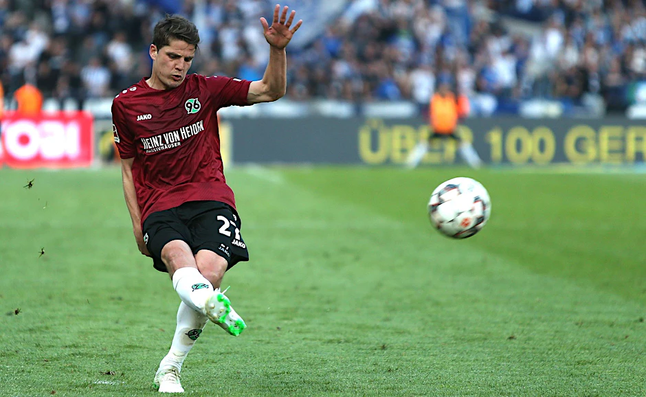 ARCHIV - Der Ex-Profi Pirmin Schwegler wechselt ins Management der TSG Hoffenheim.  