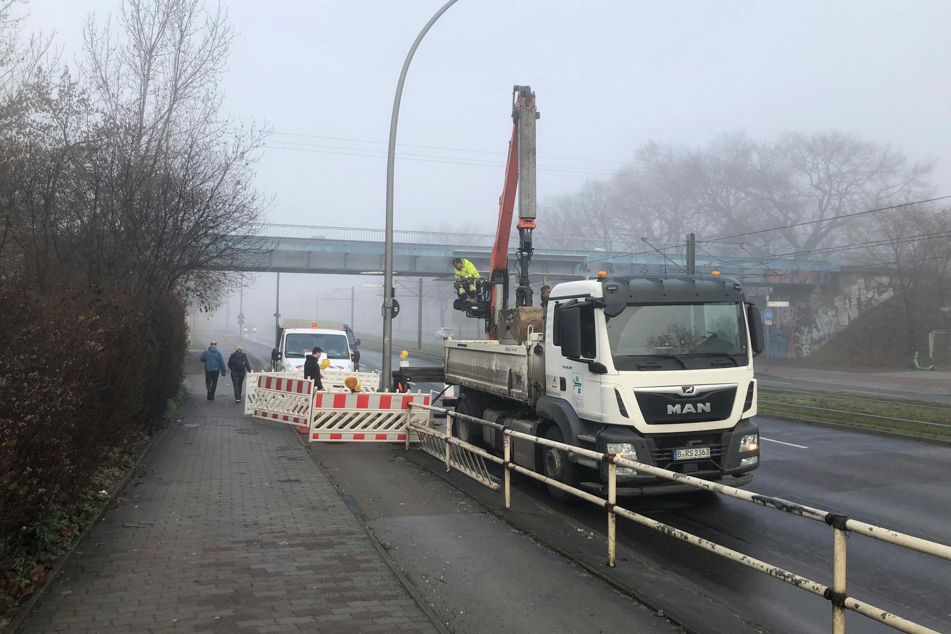 Am gebrochenen Wasserrohr wird gearbeitet. Unklar ist, wann wieder was fließt.