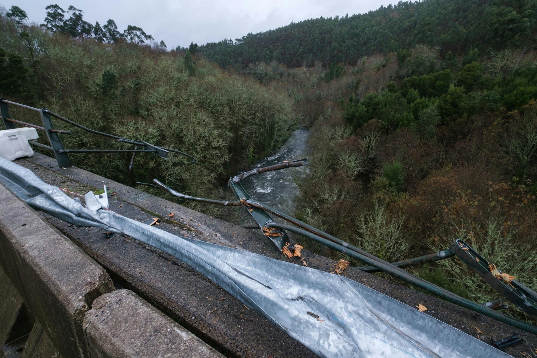 Ein Gitter auf einer Brücke ist zerstört, nachdem ein Bus an dieser Stelle abgestürzt ist. Bei einem Busunfall kamen in Galicien im Nordwesten Spaniens mindestens vier Menschen ums Leben.