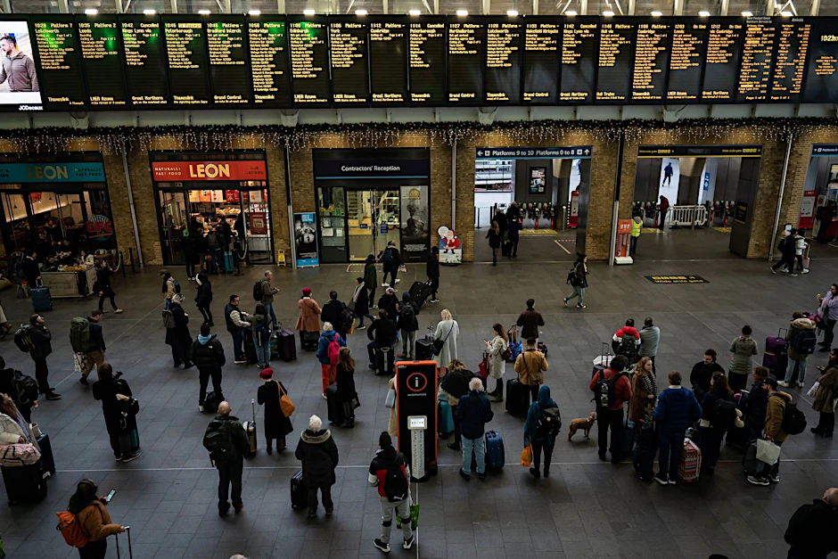 Menschen stehen an Anzeigetafeln im Londoner Bahnhof Kings Cross: Streiks behindern den Reiseverkehr zu Weihnachten erheblich.  