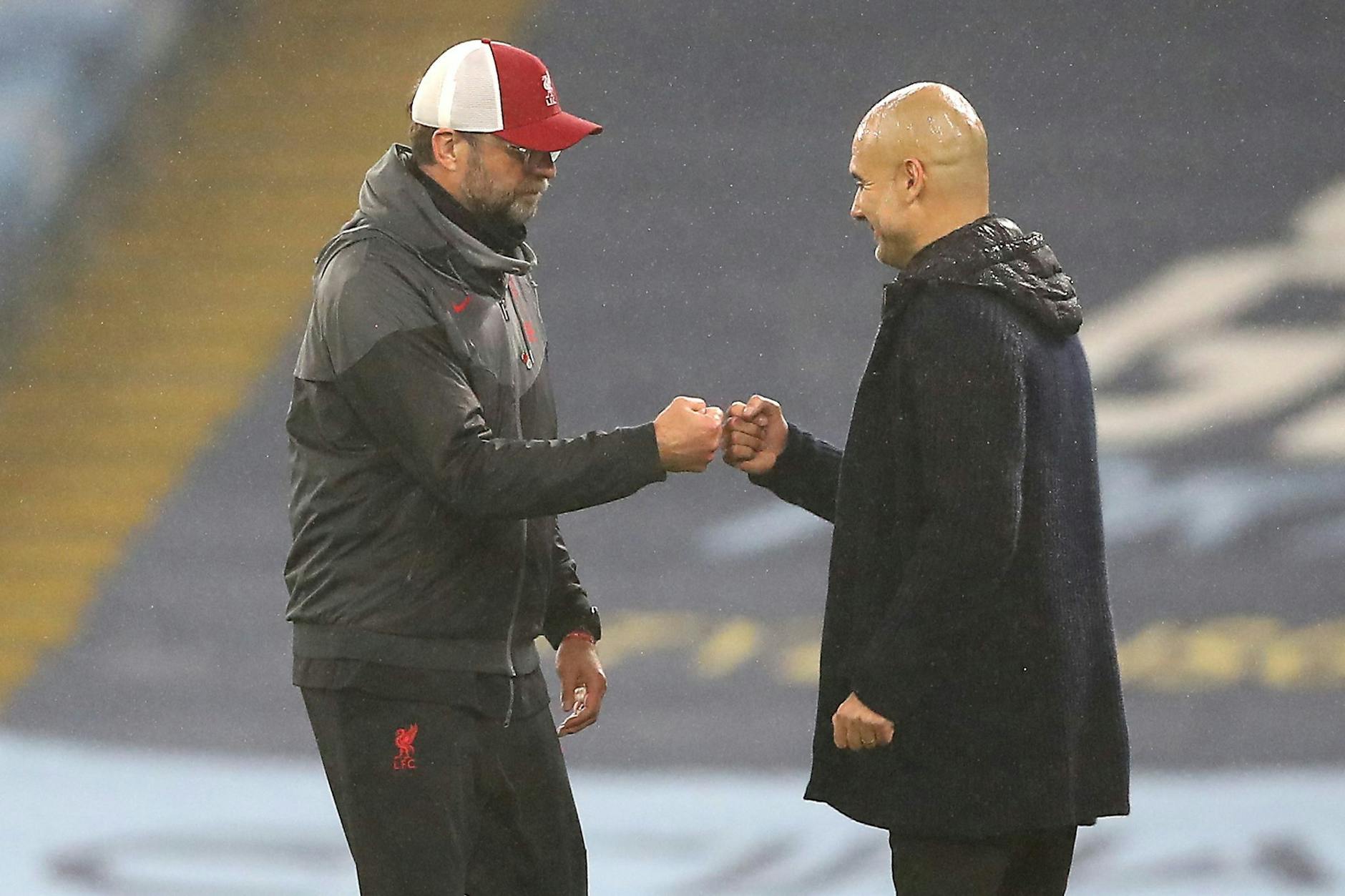 ARCHIV - Treffen sich vor Weihnachten: Liverpool-Coach Jürgen Klopp (l) und ManCity-Trainer Pep Guardiola.