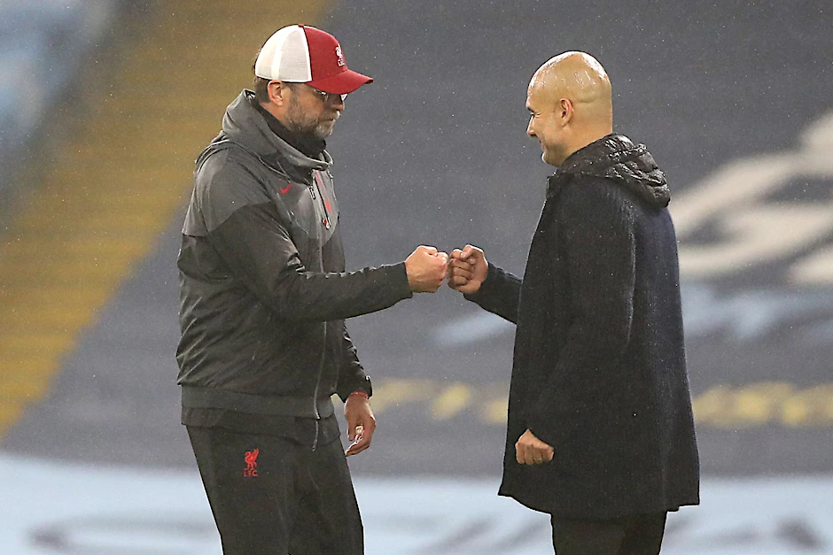ARCHIV - Treffen sich vor Weihnachten: Liverpool-Coach Jürgen Klopp (l) und ManCity-Trainer Pep Guardiola.  