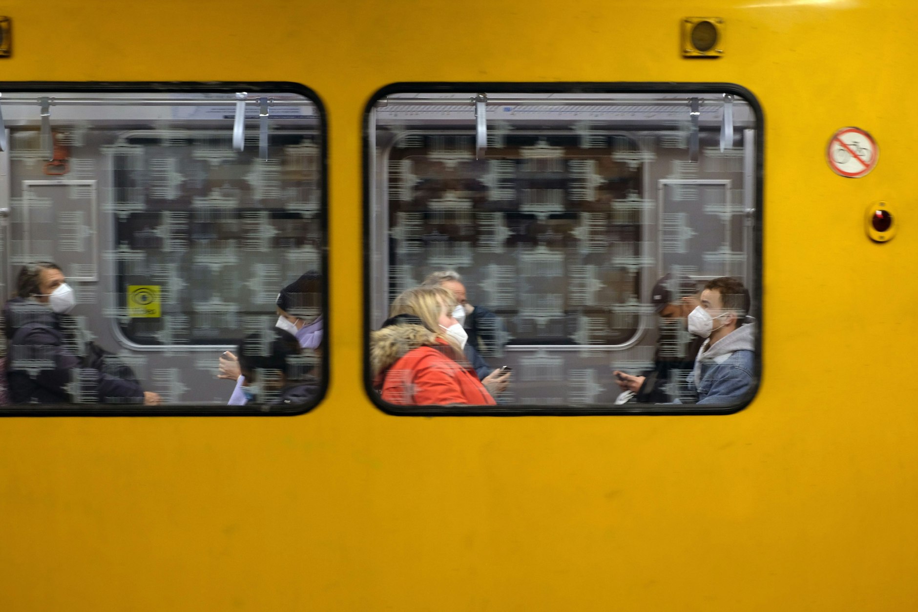 Menschen mit Maske in einer Berliner U-Bahn.