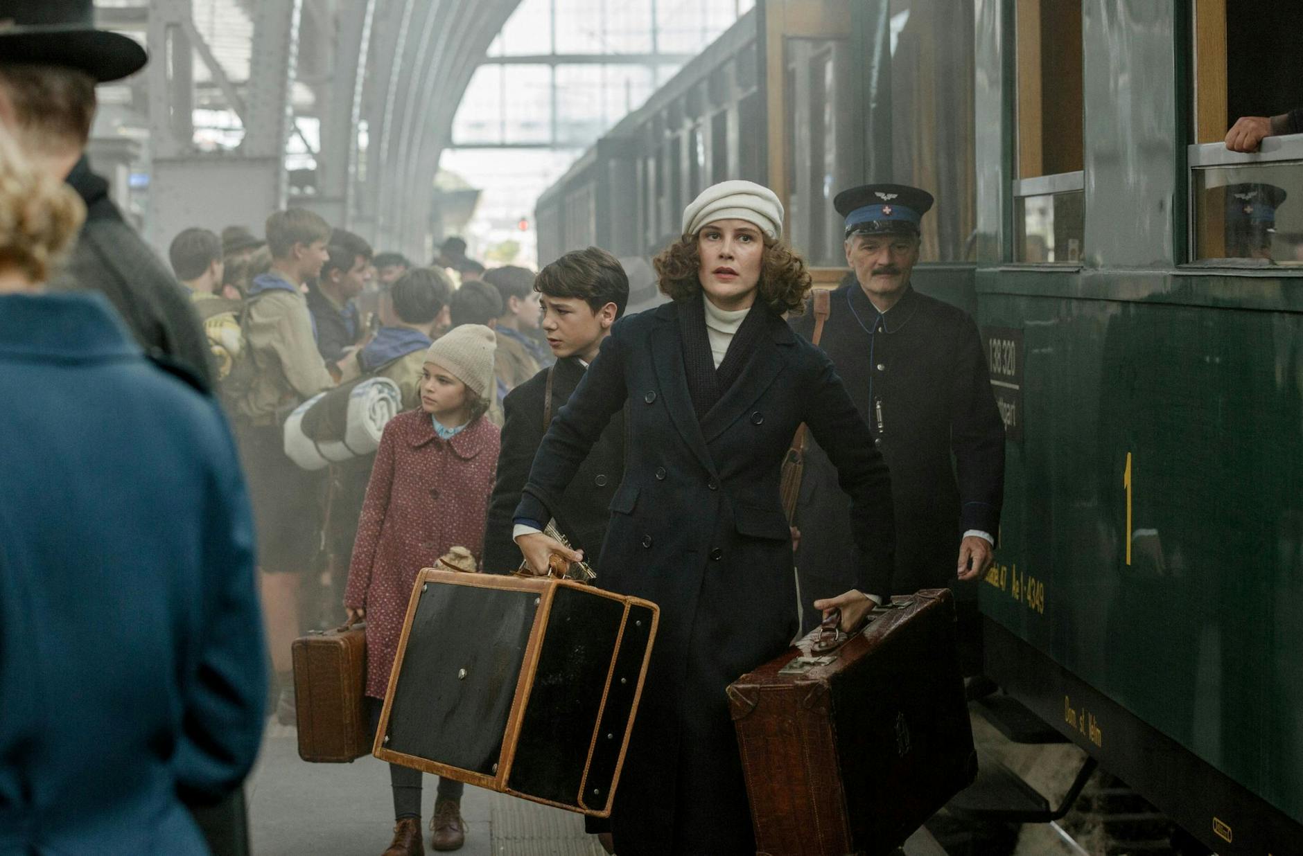 HANDOUT - Dorothea (Carla Juri) und ihre Kinder Anna (Riva Krymalowski) und Max (Marinus Hohmann) fliehen in die Schweiz. mproduktion/La Siala Ent./Nextfilm/Warner Bros/ARD/dpa