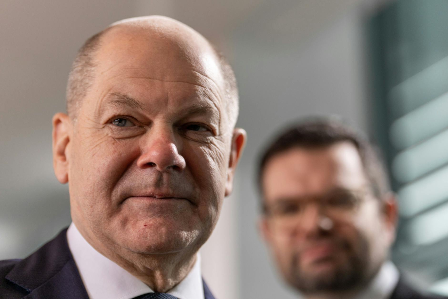 Bundeskanzler Olaf Scholz (SPD) im Portrait im Vorfeld der Kabinettssitzung, Sitzung des Bundeskabinett im Bundeskanzleramt in Berlin; im Hintergrund Bundesjustizminister Marco Buschmann (FDP). 