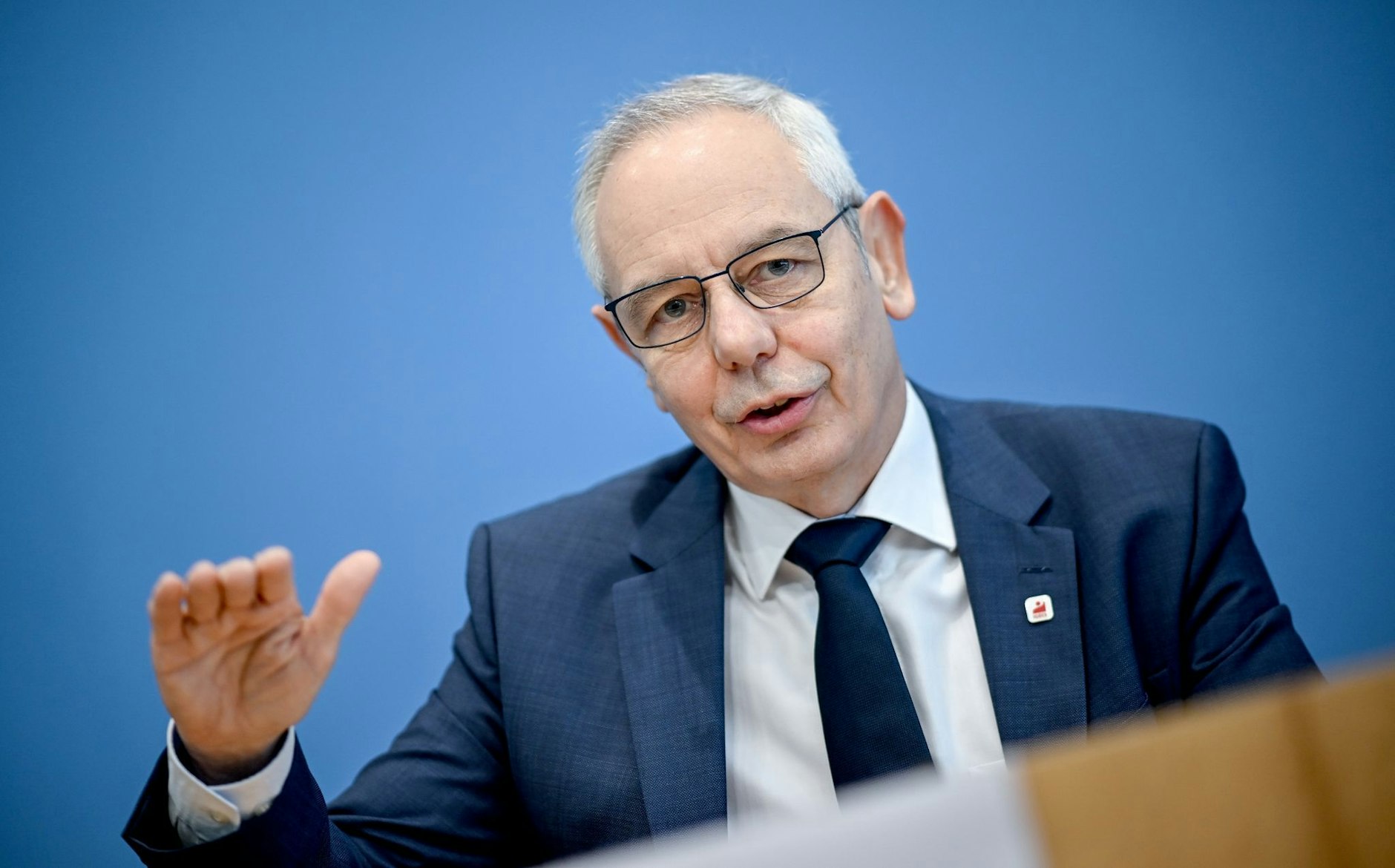 ARCHIV - «Allein mit dem ewigen Mantra, Primus bei der Gewährleistung von Wettbewerb sein zu wollen, kommen wir nicht weiter»: Michael Vassiliadis.  