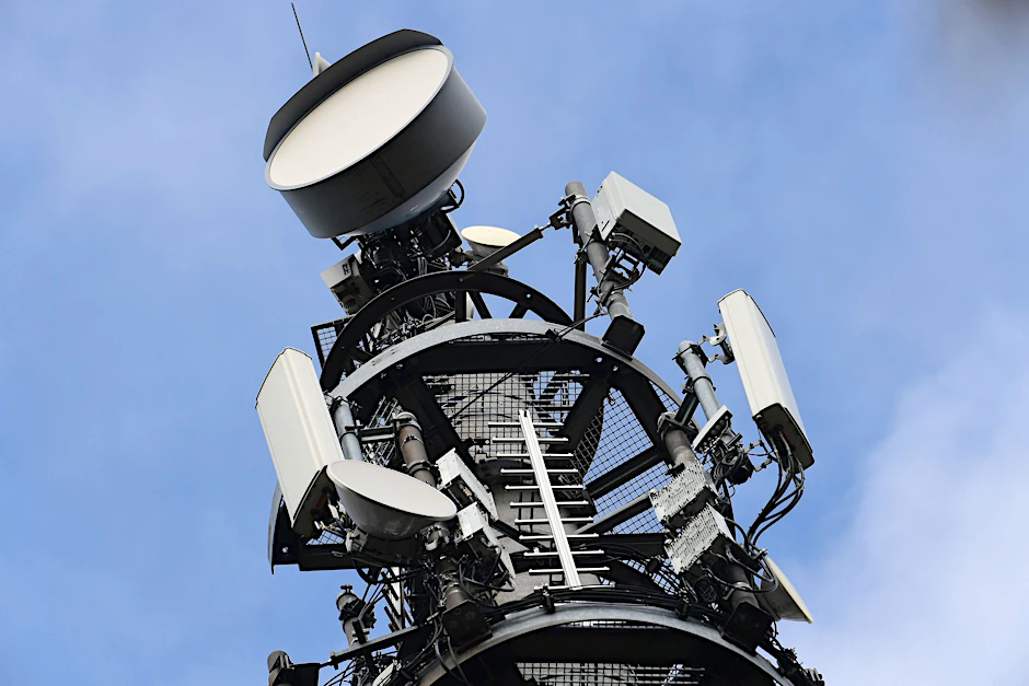 ARCHIV - Ein Sendemast für den Mobilfunk-Standard 5G für Telefonie und Internet.  a