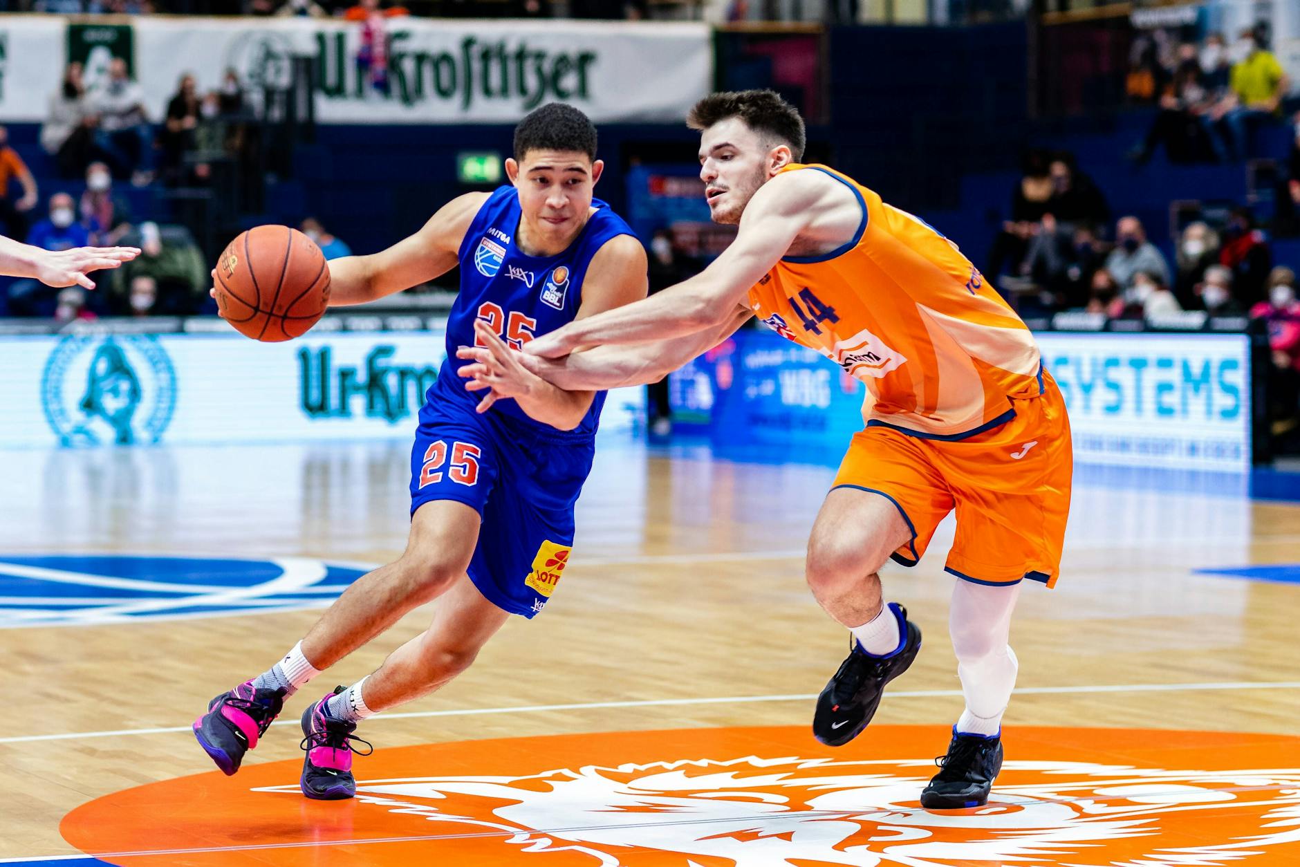 Evans Rapieque (l.) spielt seit anderthalb Jahren beim MBC in Weißenfels. Ein Einsatz am Dienstag in seiner Heimat Berlin ist unwahrscheinlich.