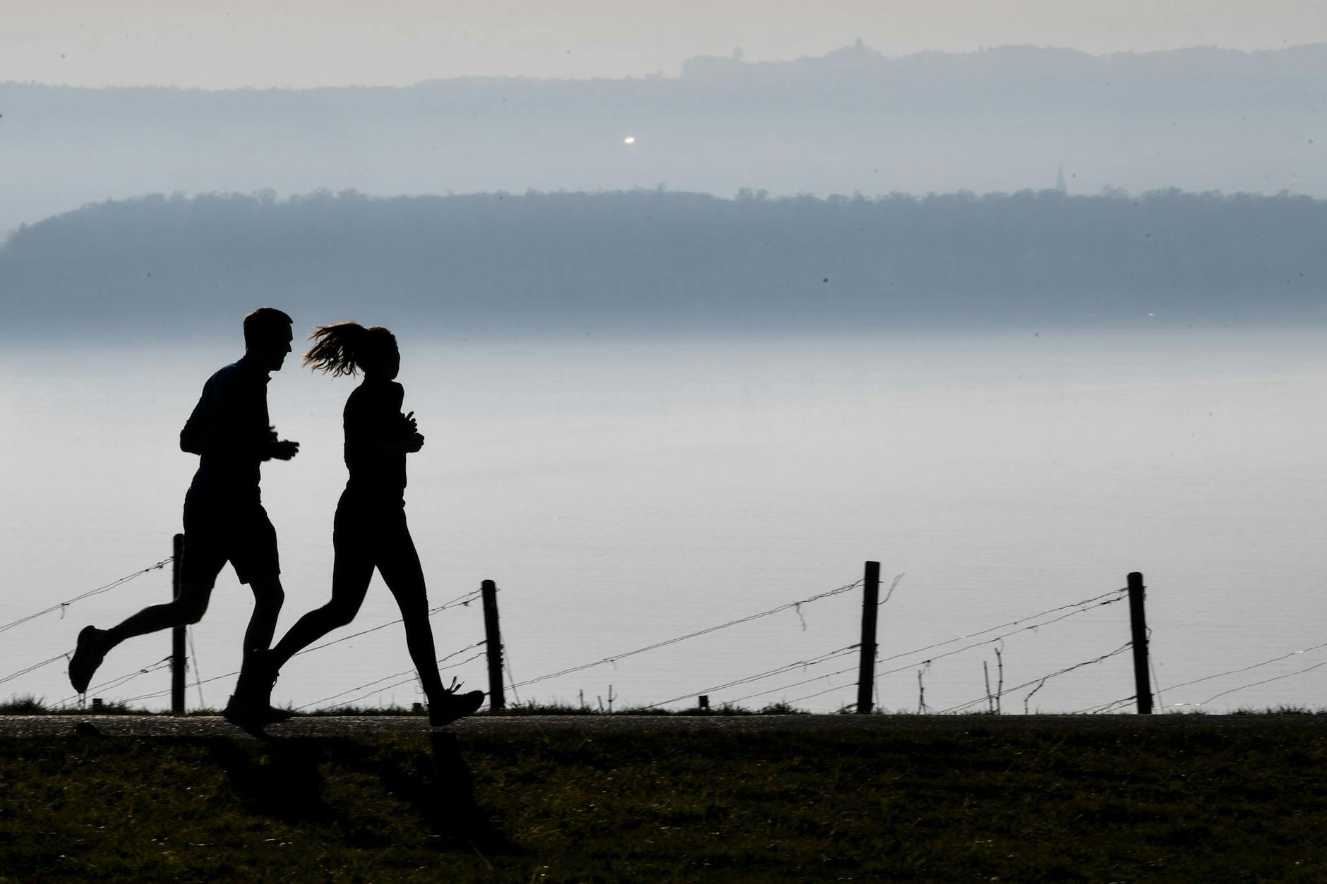 ARCHIV - Während der Pandemie haben viele Menschen angefangen, zu joggen.