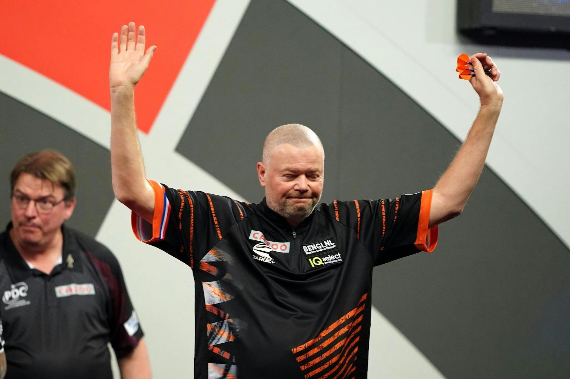 Der Niederländer Raymond van Barneveld feiert seinen Sieg.