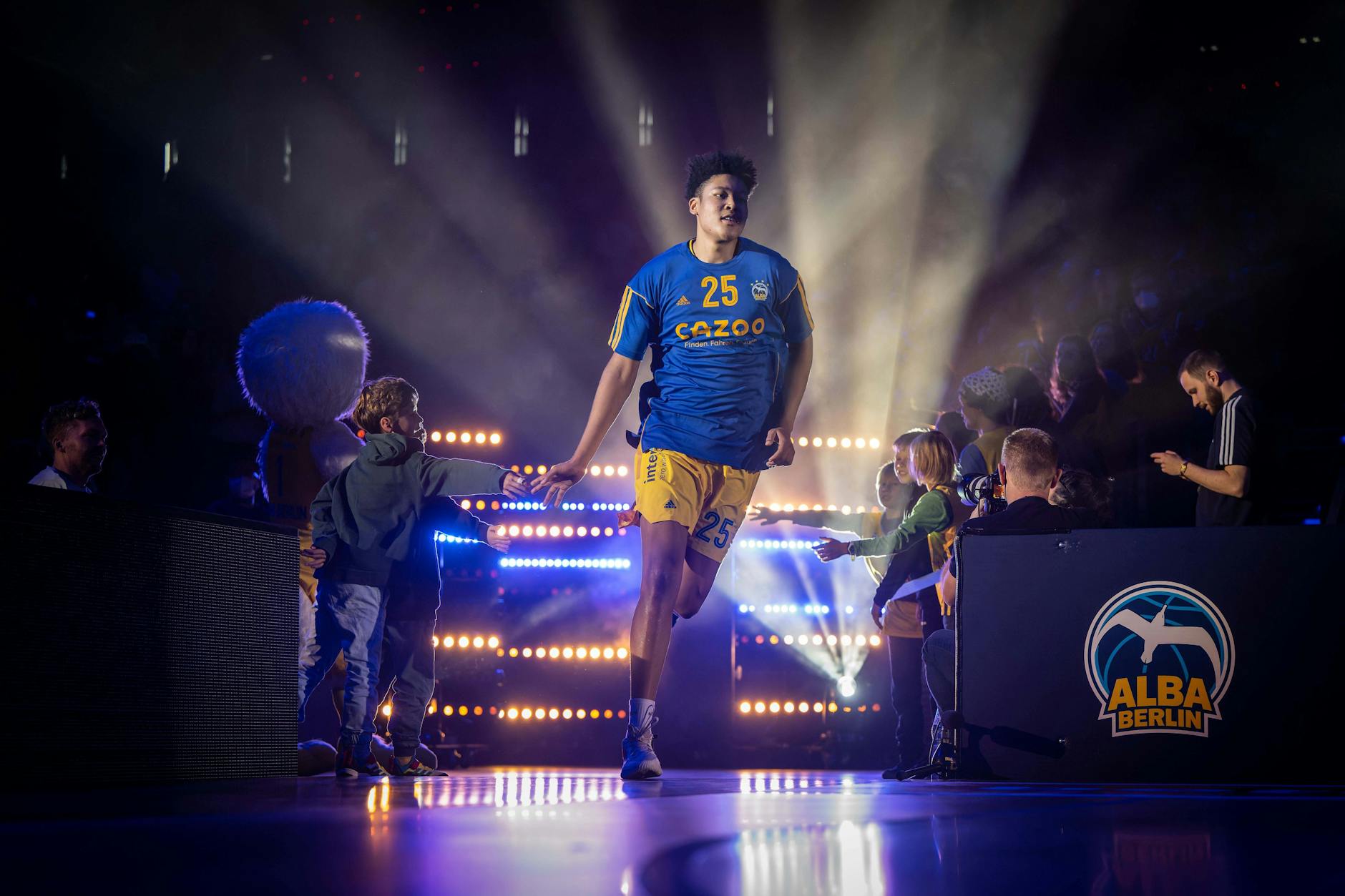 Elias Rapieque und Alba Berlin erwarten am Dienstag den MBC aus Weißenfels. Dort spielt sein großer Bruder Evans.