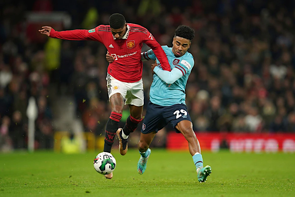United-Torschütze Marcus Rashford (l) im Laufduell mit Ian Maatsen vom FC Burnley.  