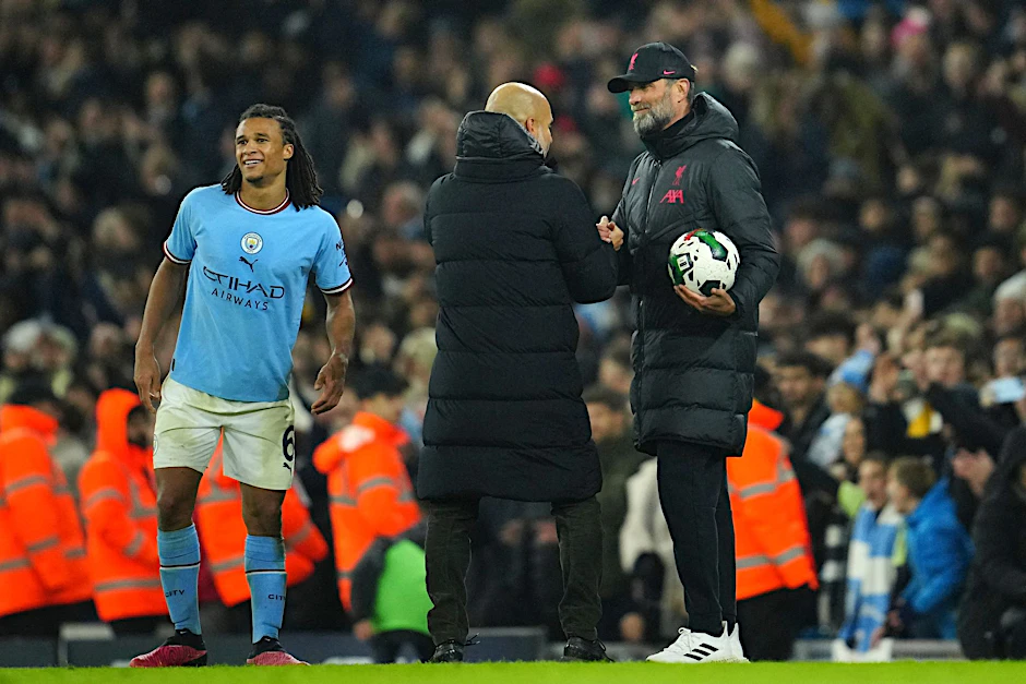Jürgen Klopp (r), Trainer des FC Liverpool, gratuliert Pep Guardiola, Trainer von Manchester City, nach dem Spiel.  