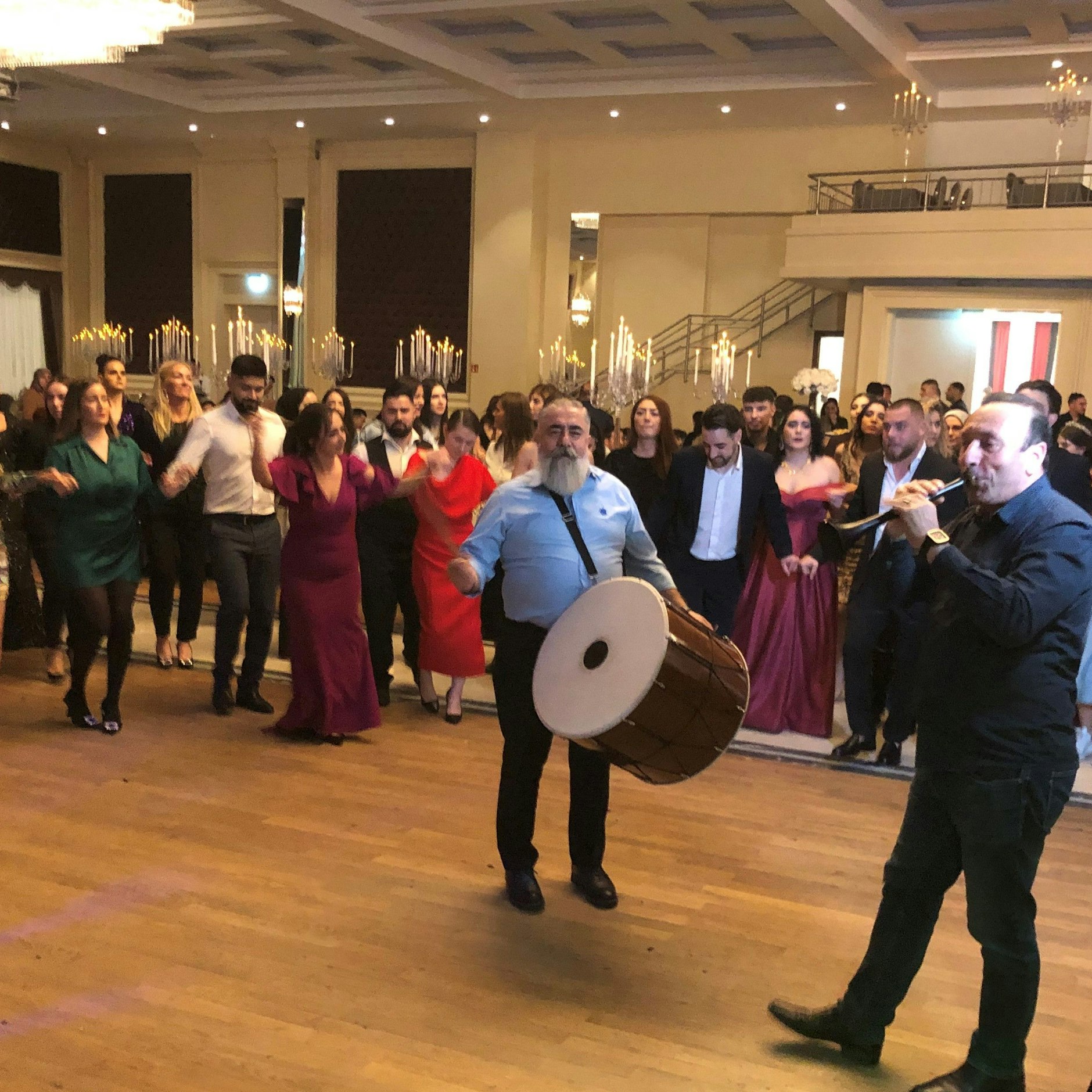 Die musikalischen Einheizer mit Dohola und Zurna. Es ist Zeit für den Hallay, den traditionellen Gruppentanz in Spiralform. 