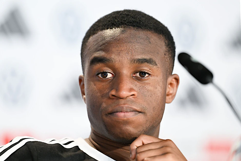 ARCHIV - Moukoko hat sich über Instagram zu den Gerüchten um einen möglichen BVB-Abgang geäußert.  