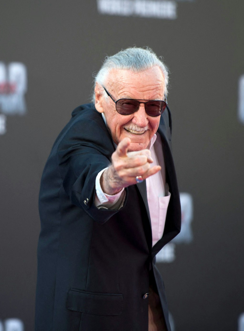 Neue Superkräfte braucht die Welt Der Karton des Stan Lee