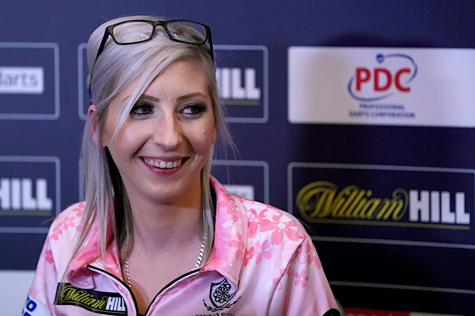 ARCHIV - Darf bei der Darts-WM starten: Fallon Sherrock.  