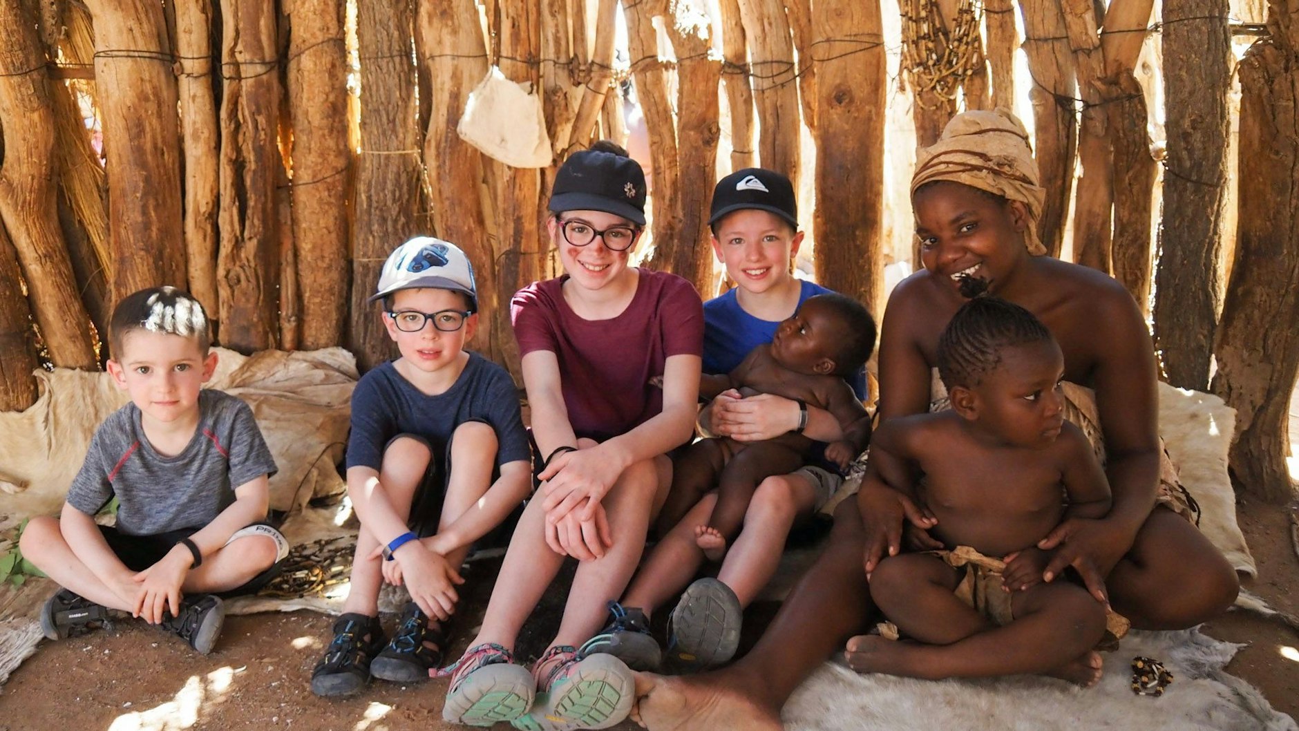 Die Kinder Mia (11), Colin (7), Laurent (5) und Leo (9). Ihre Weltreise startete die kanadische Familie in Namibia.