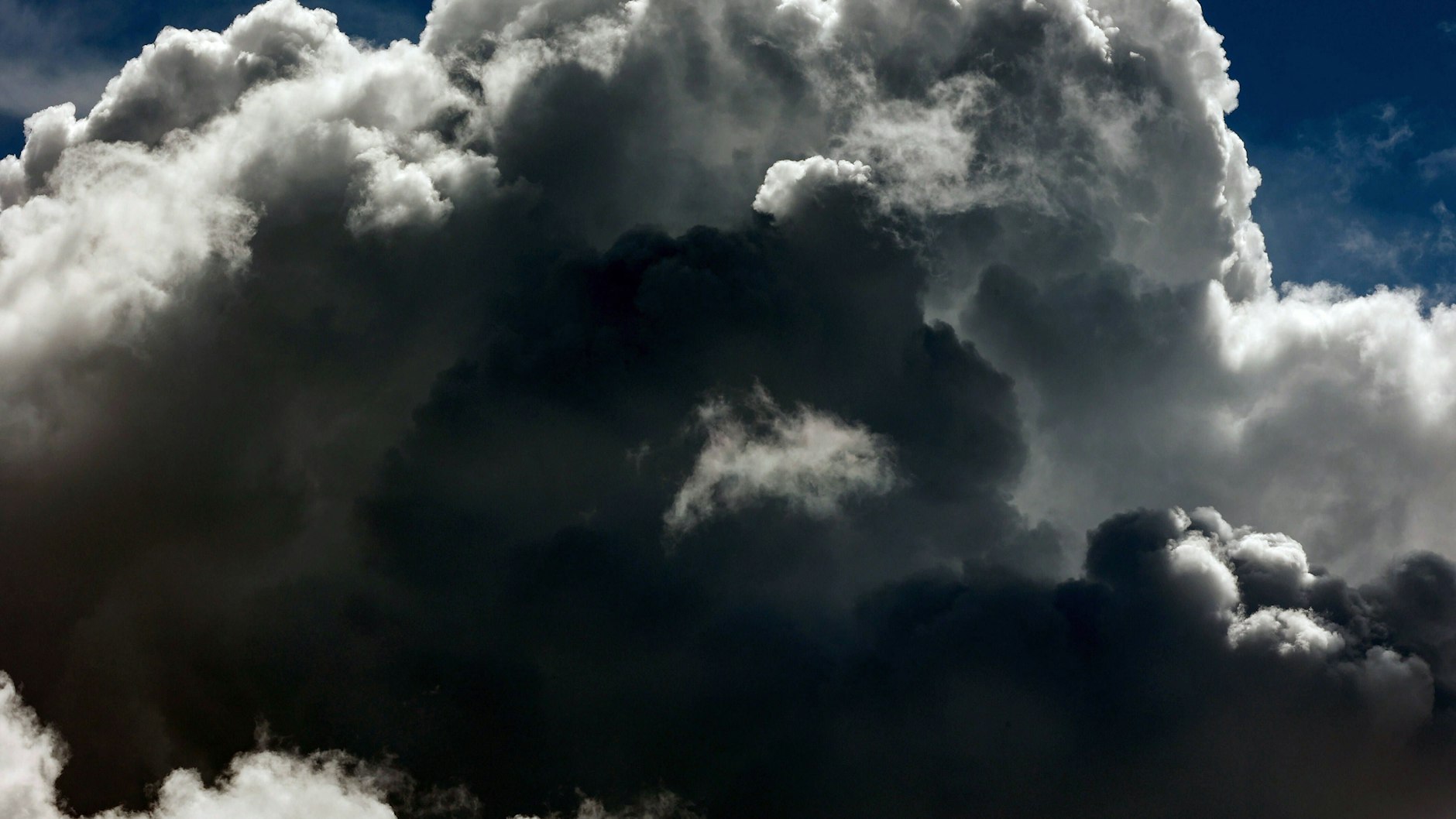 Über Westdeutschland könnte sich ein schwerer Sturm zusammenbrauen.