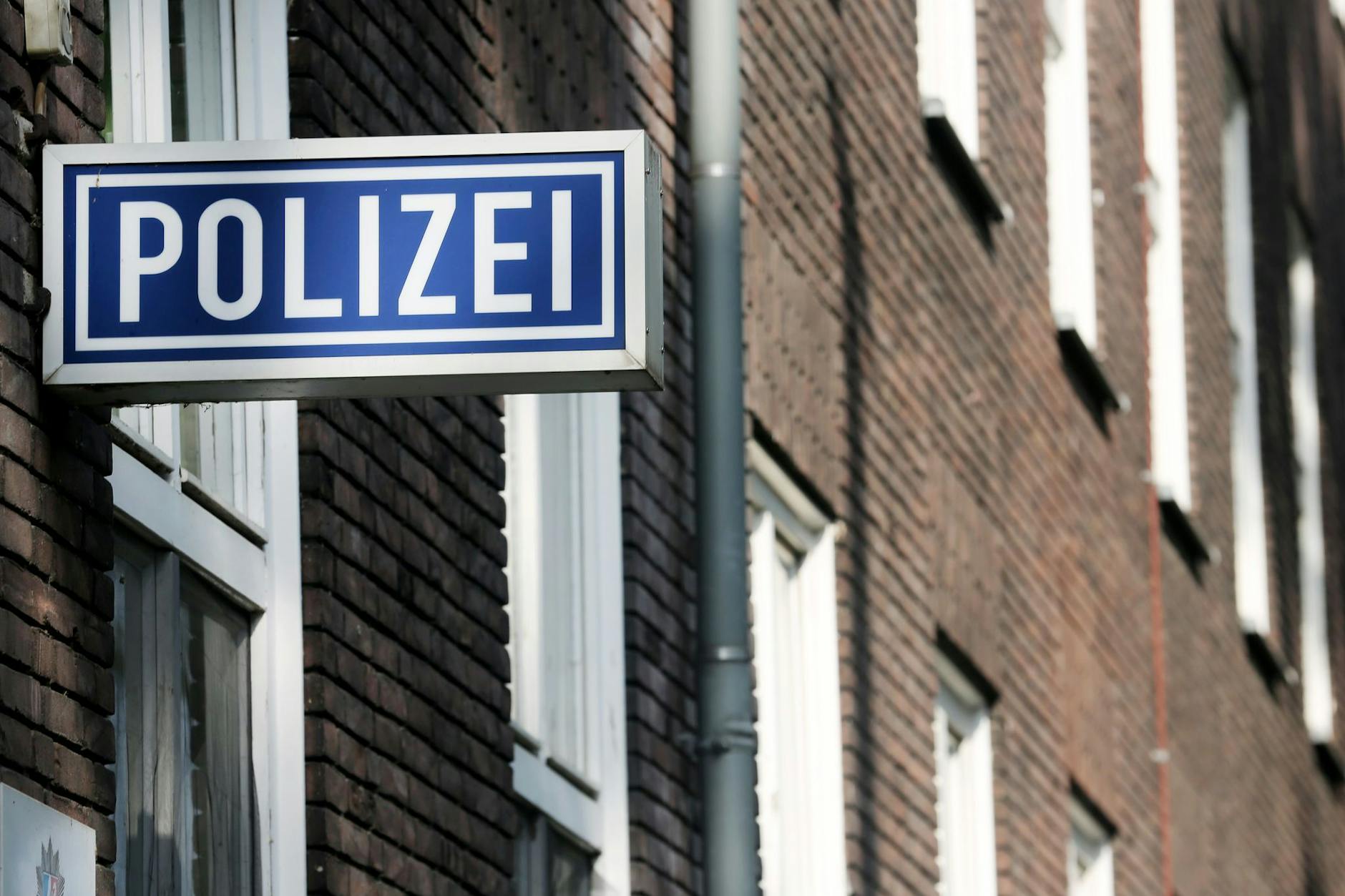 Ein Schild mit der Aufschrift „Polizei“ hängt an einem Polizeipräsidium. Die Polizei registrierte 2022 mehr Vermisstenfälle als im Vorjahr.