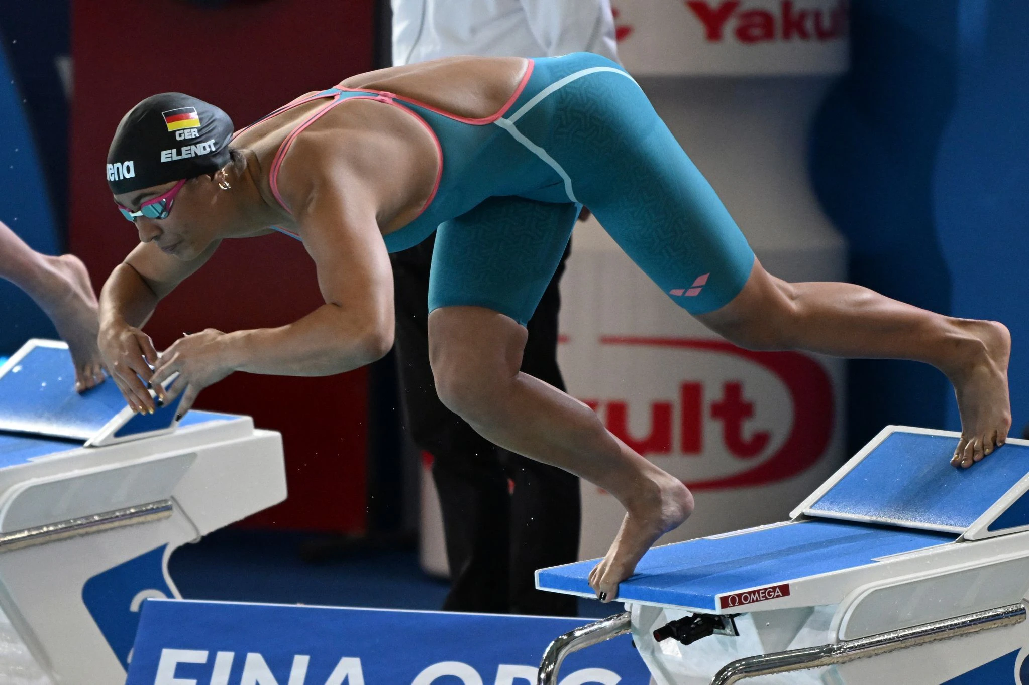 Schwimmerin Anna Elendt beim Start.  