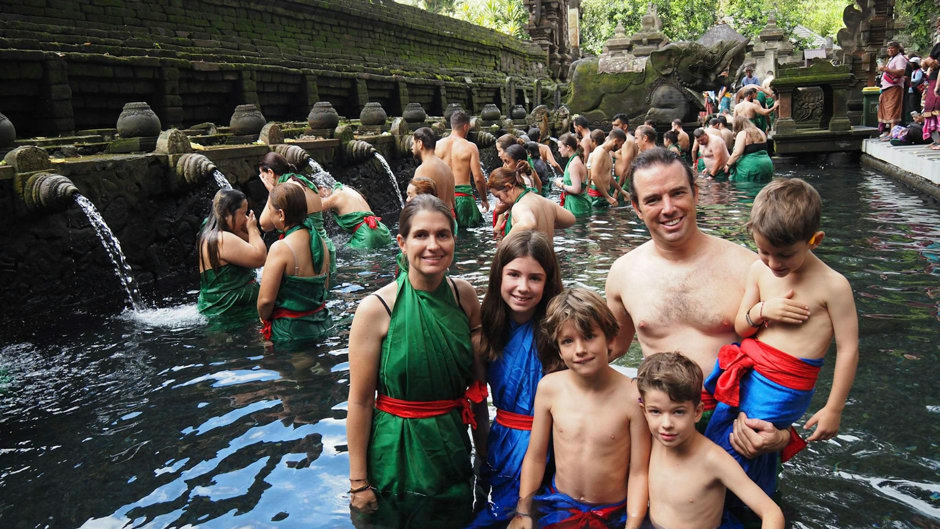 Edith Lemay mit ihrem Mann Sebastien Pelletier und den Kindern Mia (11), Colin (7) , Laurent (5) und Leo (9) in Bali, Indonesien.