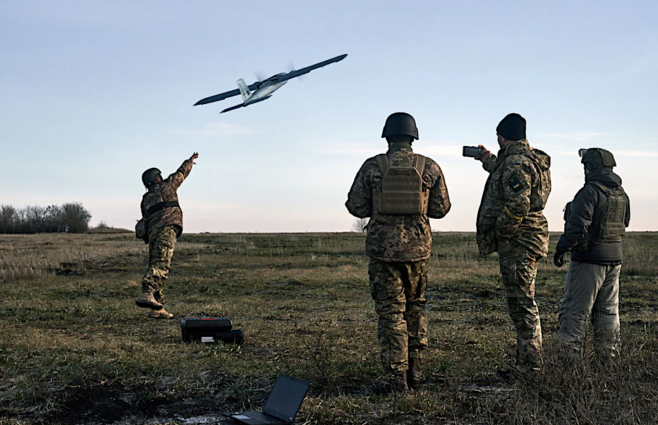 Ukrainische Soldaten starten eine Drohne in der Nähe von Bachmut.&nbsp;