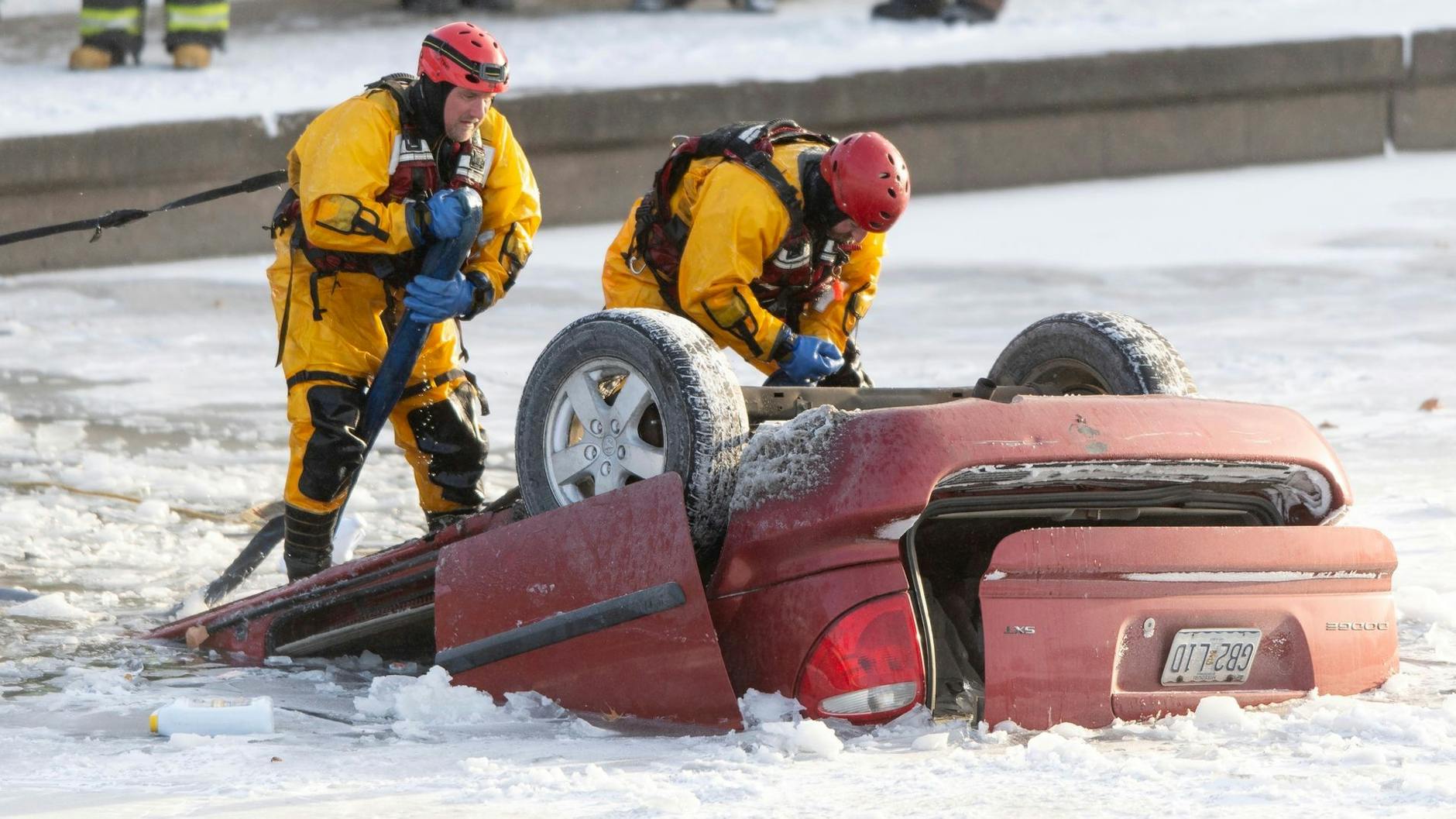Feuerwehrleute bergen ein Auto, das in Kansas City in einen Fluss gestürzt ist.