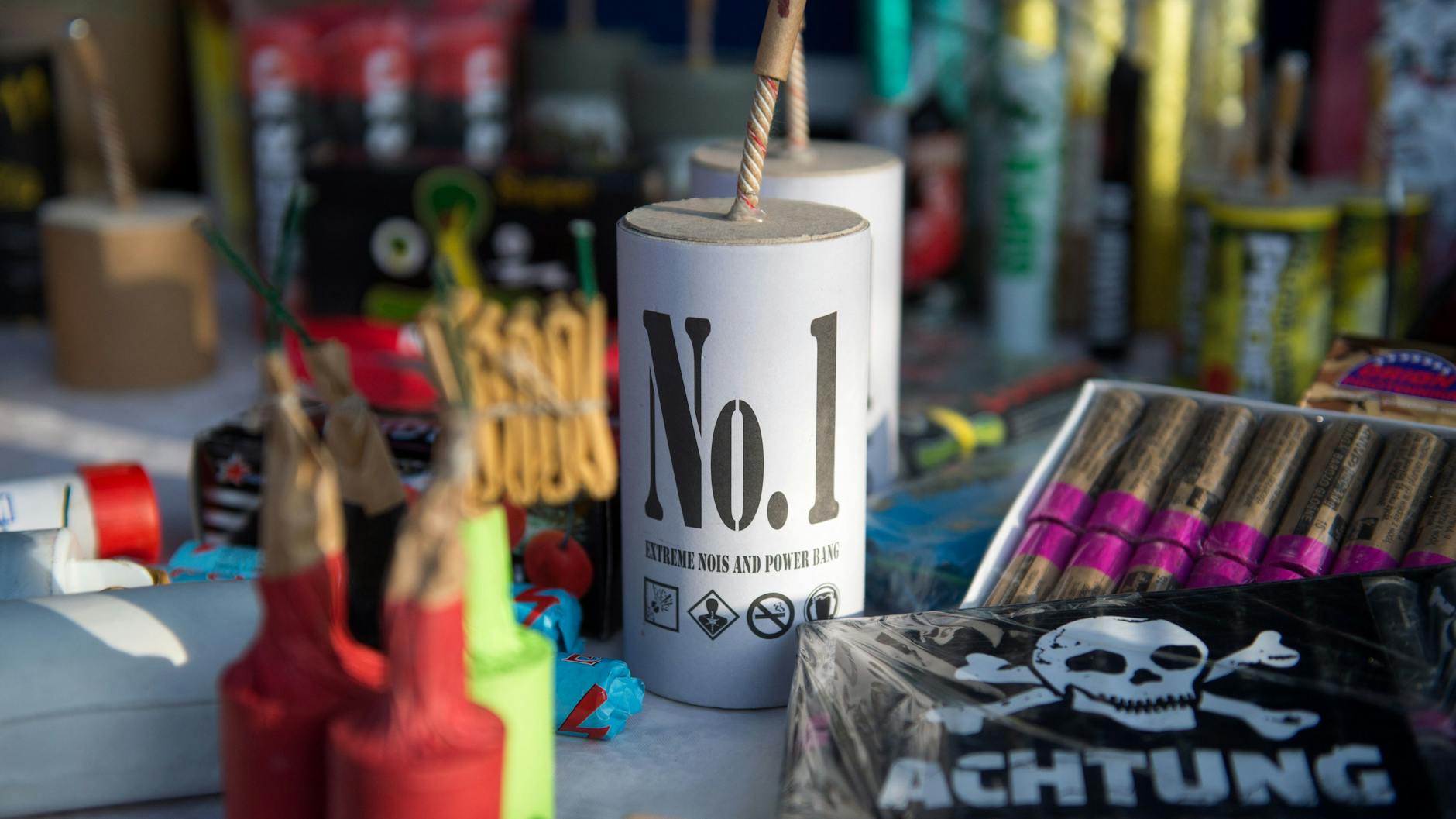 Verbotene Feuerwerkskörper und Böller ohne Zulassung sind gefährlich - wer sie kauft, macht sich strafbar.