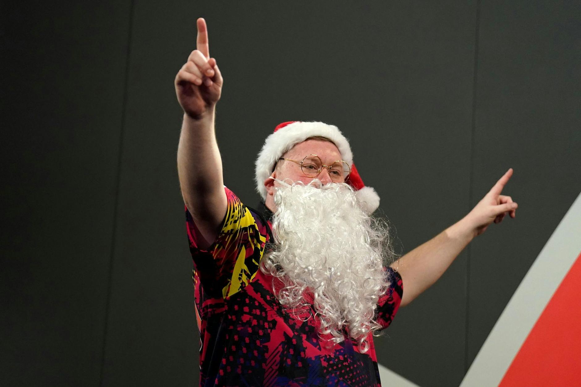 Ricky Evans kommt im Weihnachtskostüm in die Arena.