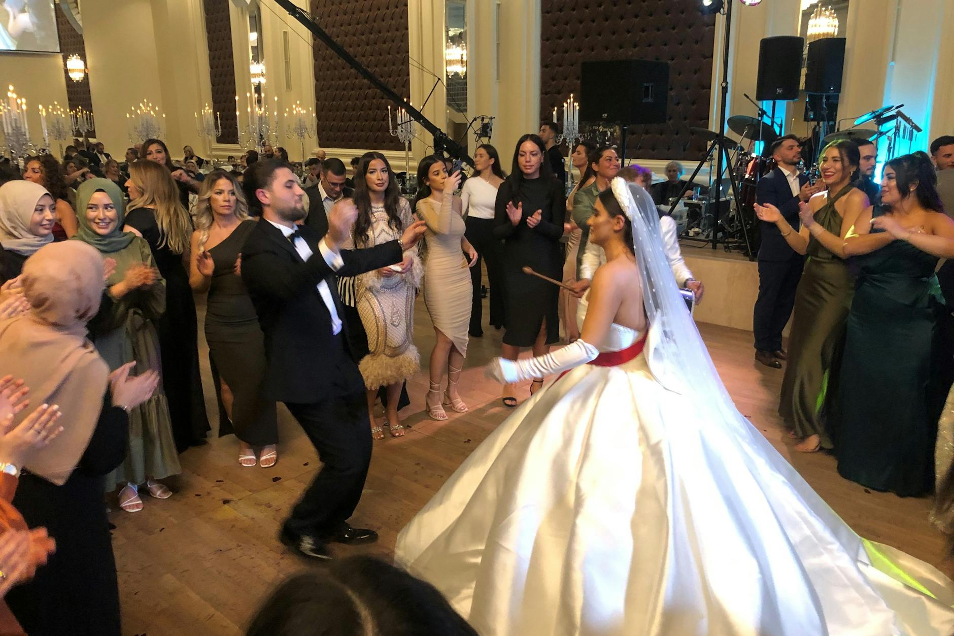 Das Brautpaar Aymila und Hasan eröffnen mit ihrem Tanz die fröhlich, wilde Hochzeitsfeier.