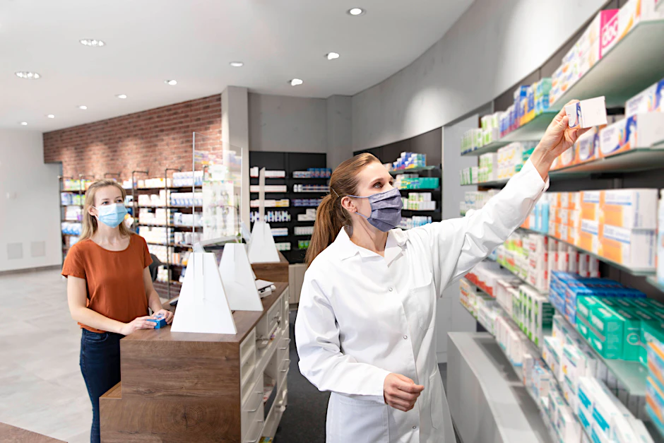 Eine Kundin wird von einer Apothekerin bedient.
