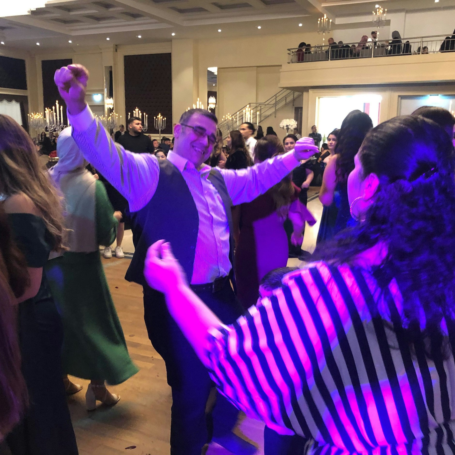 Ja, so wird getanzt. Deniz macht es allen vor.&nbsp;