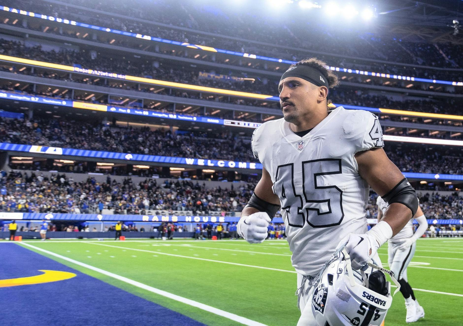 ARCHIV - Jakob Johnson und die Las Vegas Raiders sind in der Nacht zu Sonntag in Pittsburgh gefordert.