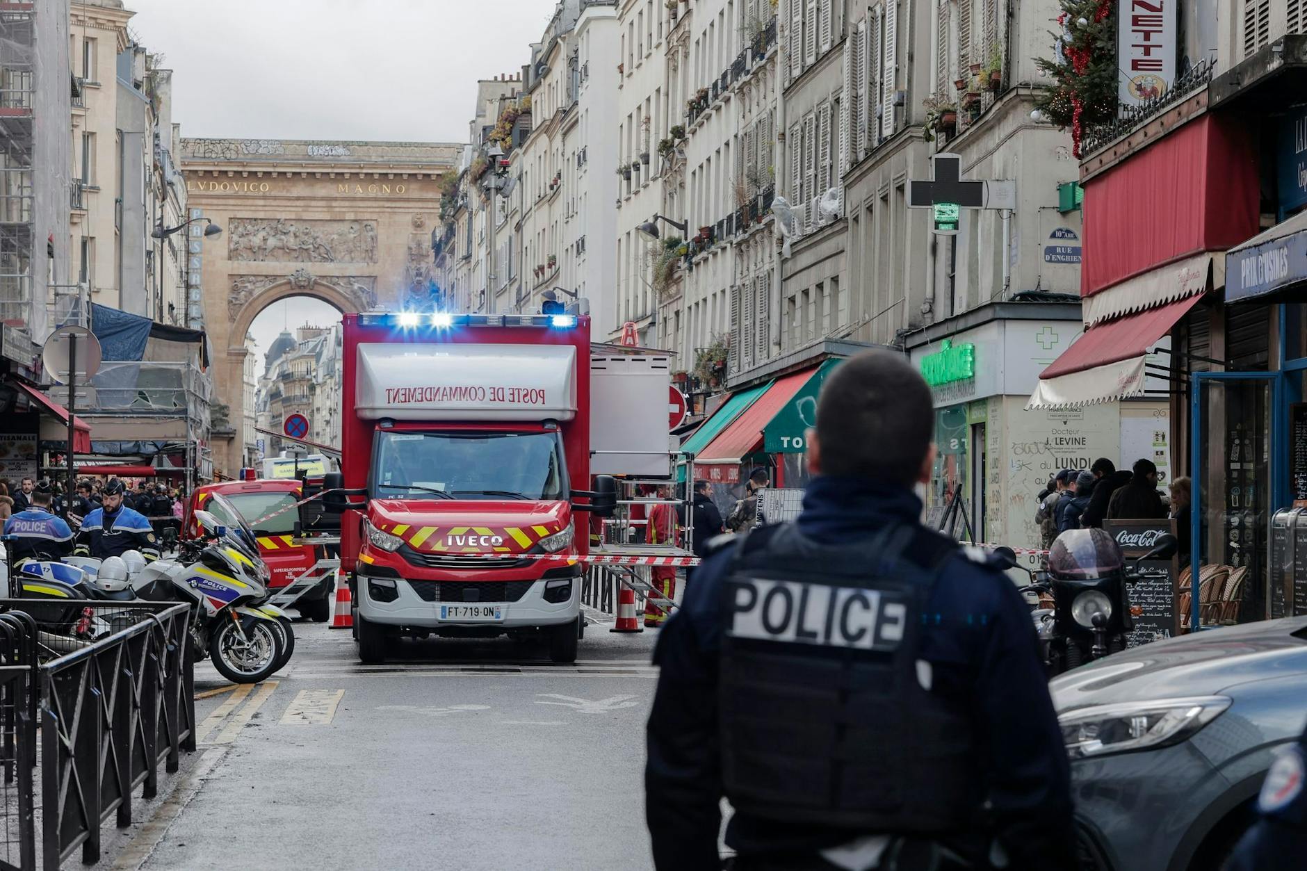 Die französische Polizei sichert die Straße, in der mehrere Schüsse abgefeuert wurden.