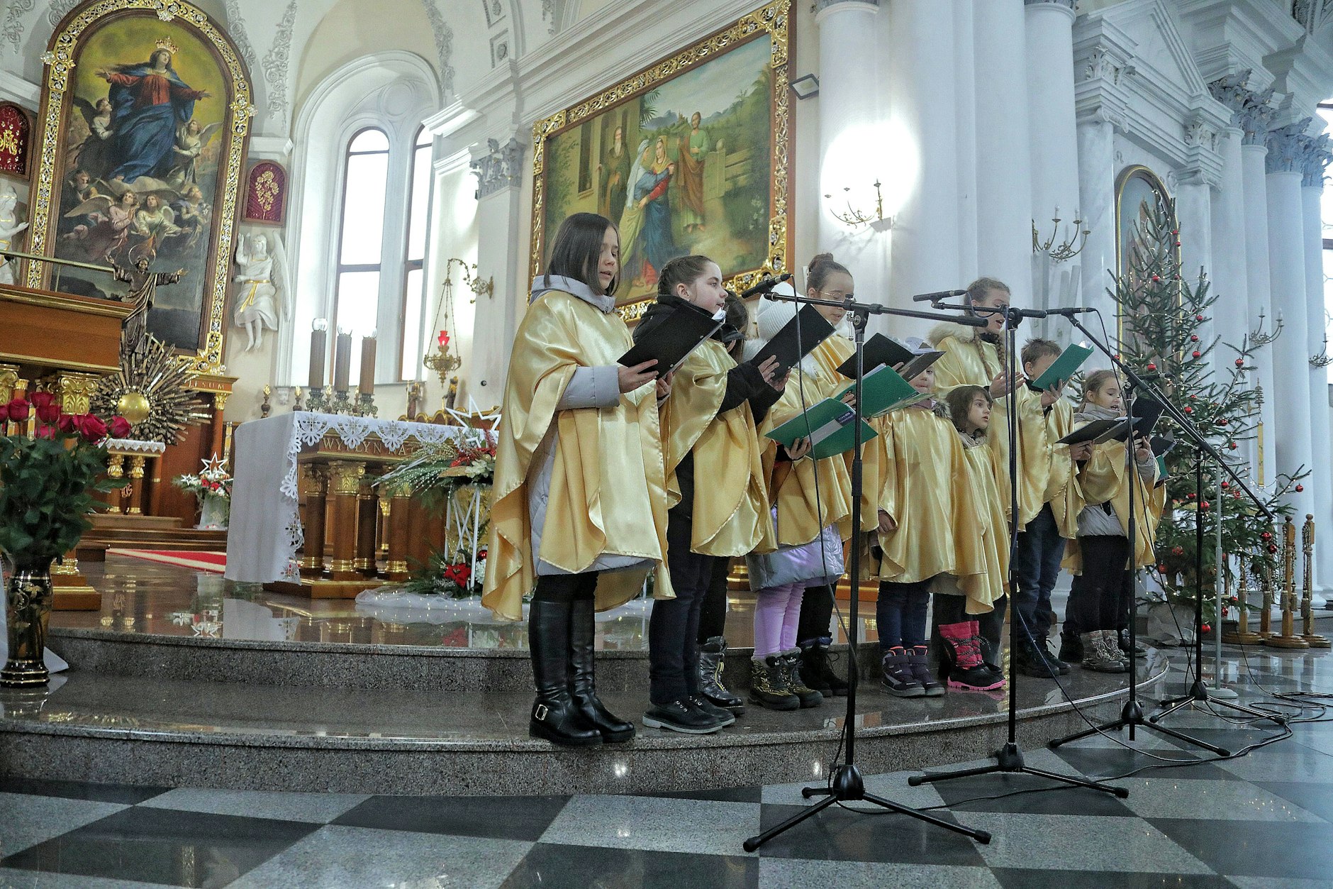 In der Mariä-Himmelfahrt-Kathedrale von Odessa feierten ukrainische Katholiken am 25. Dezember einen festlichen Weihnachtsgottesdienst. In diesem Gotteshaus folgt man dem römischen oder lateinischen Ritus.