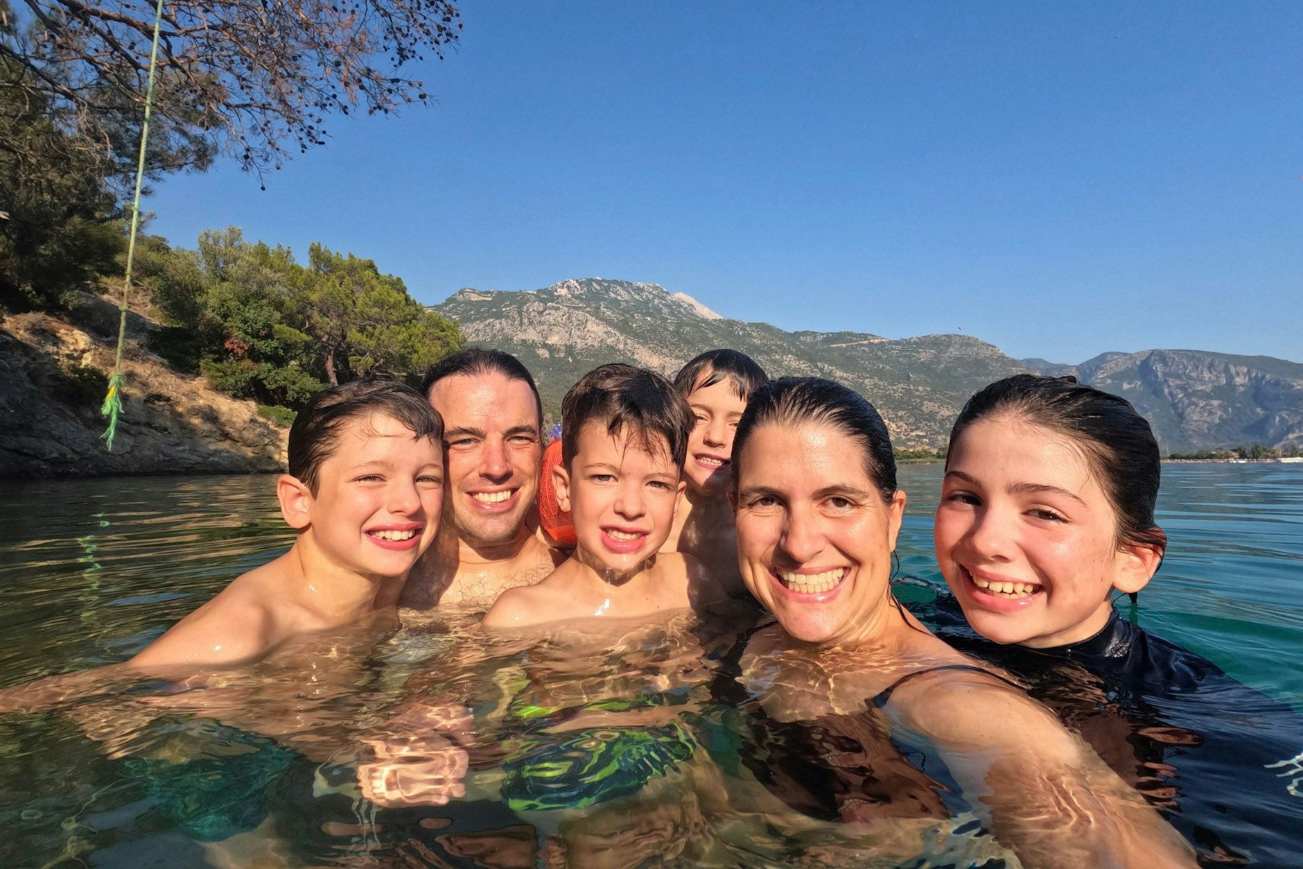 Edith Lemay mit ihrem Mann Sebastien Pelletier und den Kindern Mia (11), Colin (7), Laurent (5) und Leo (9) in Ölüdeniz in der Türkei.