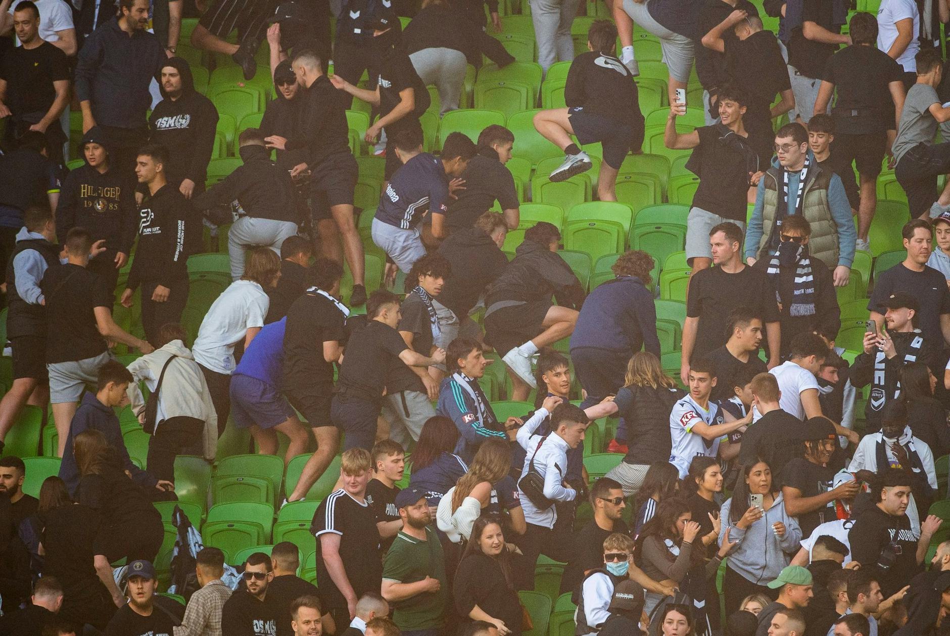 Fans von Melbourne Victory stürmen das Spielfeld.