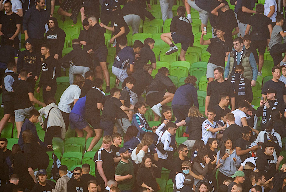 Fans von Melbourne Victory stürmen das Spielfeld.  