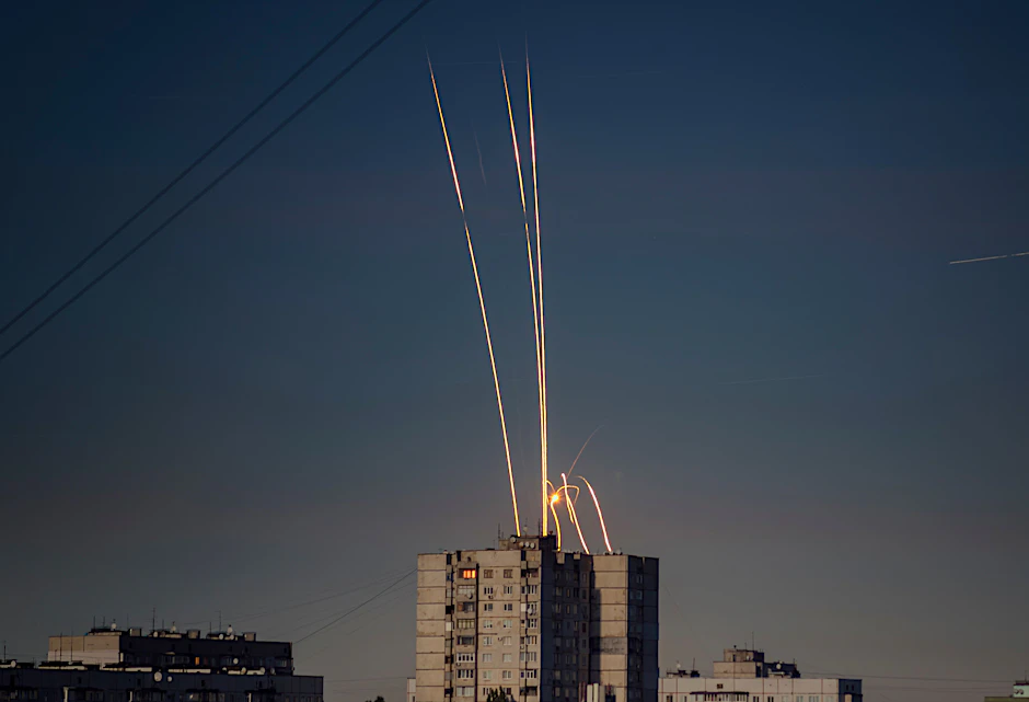 Russische Raketen, die von der russischen Region Belgorod aus auf die Ukraine abgefeuert wurden, sind in der Morgendämmerung in Charkiw zu sehen.