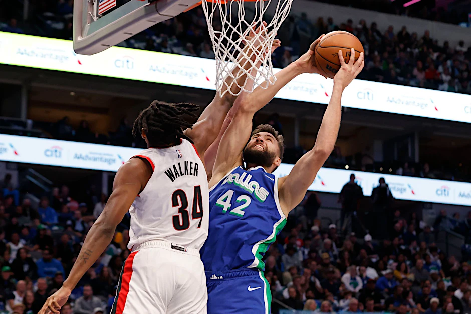 ARCHIV - Maxi Kleber (r) wird den Mavericks auf unbestimmte Zeit fehlen.  a/Archivbild