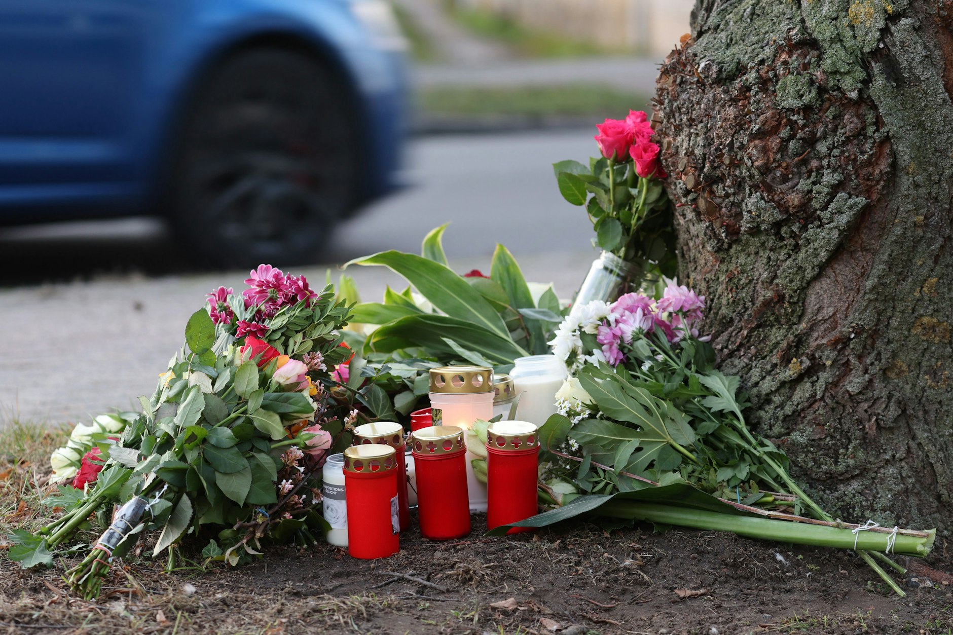 Malchin: Blumen an der Stelle, wo am Morgen des 26.12.2022 die 23-jährige Frau tot gefunden wurde.&nbsp;