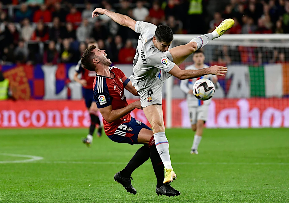 ARCHIV - Bleibt für drei Spiele gesperrt: Robert Lewandowski (r).  