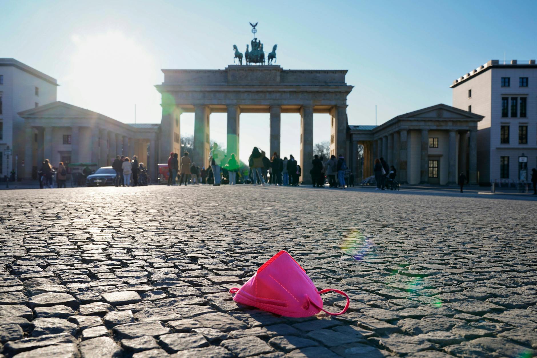 Verlorene pinke Maske am Brandenburger Tor.