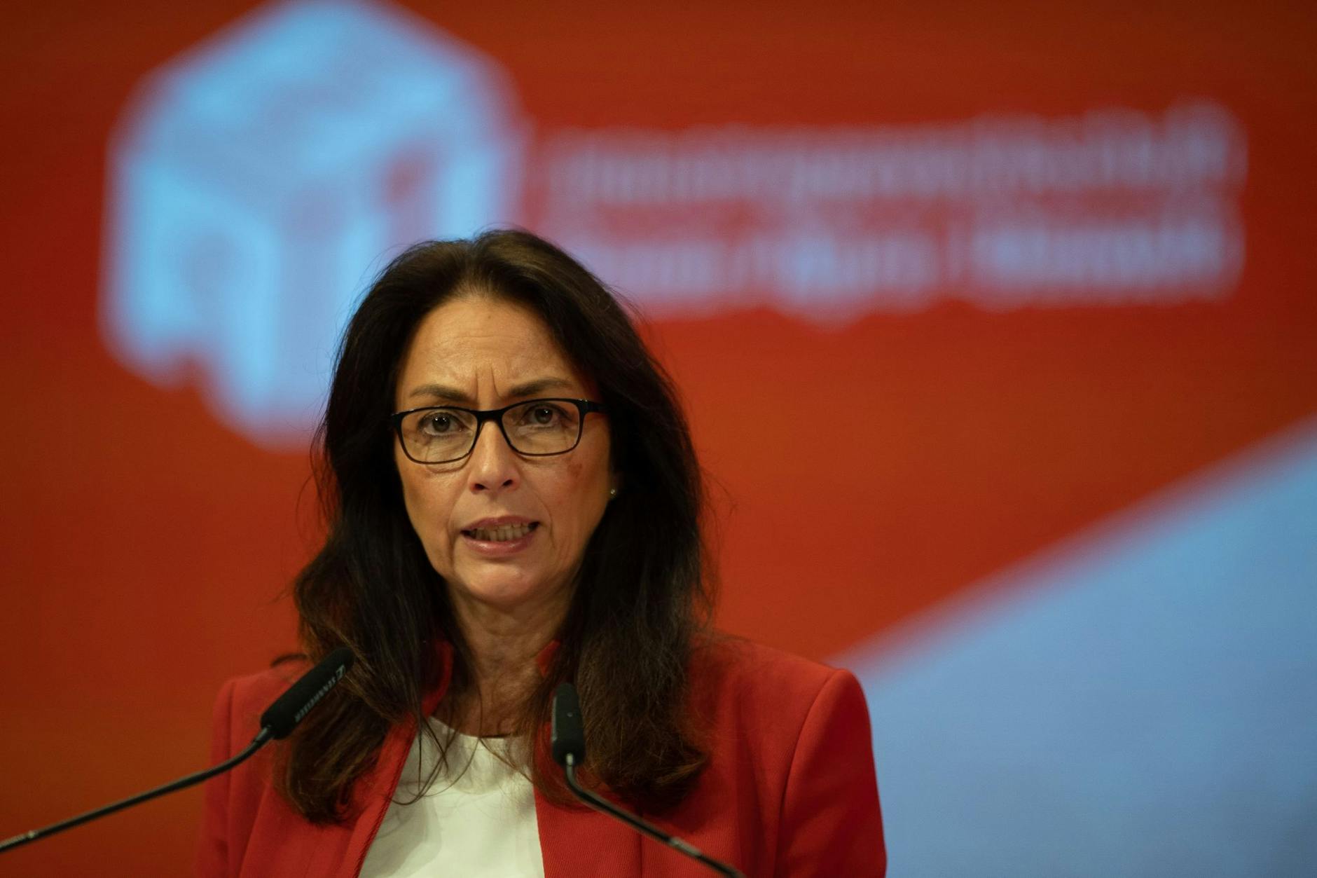 ARCHIV - DGB-Chefin Yasmin Fahimi bei einer Veranstaltung in Kassel.