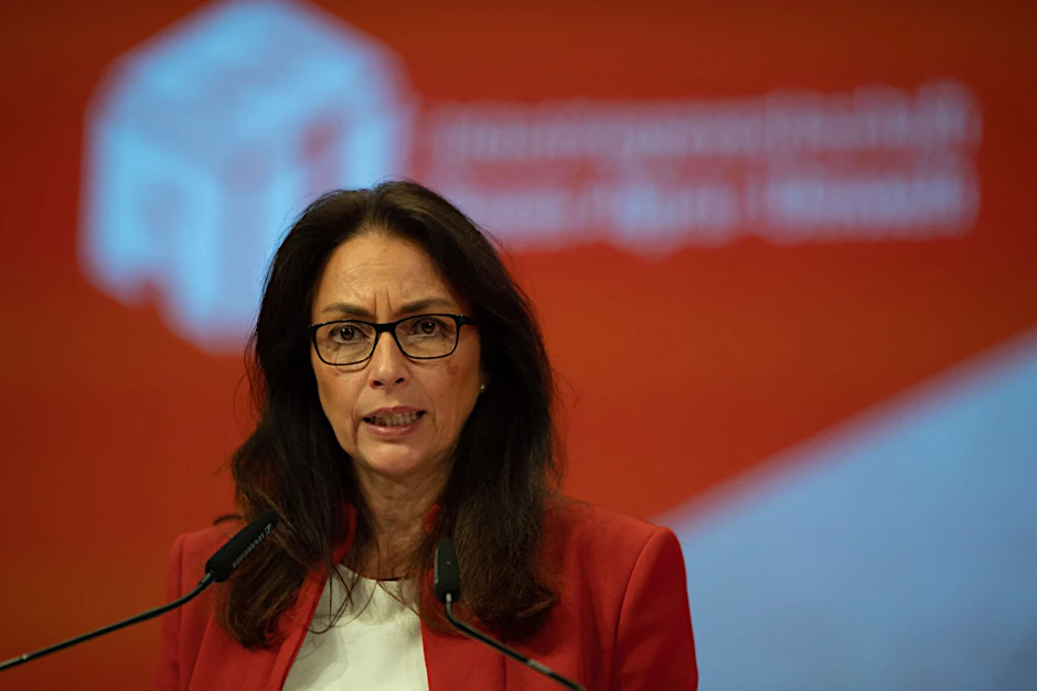 ARCHIV - DGB-Chefin Yasmin Fahimi bei einer Veranstaltung in Kassel.  